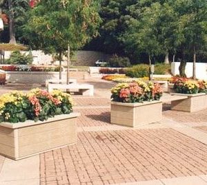 Deux jardinières rectangulaires avec assise